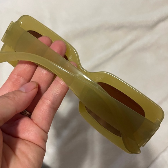 Light green sunglasses - Picture 3 of 3